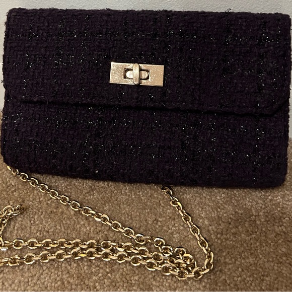 Elegant lilac crossbody wallet with chain and clasp - Picture 5 of 6